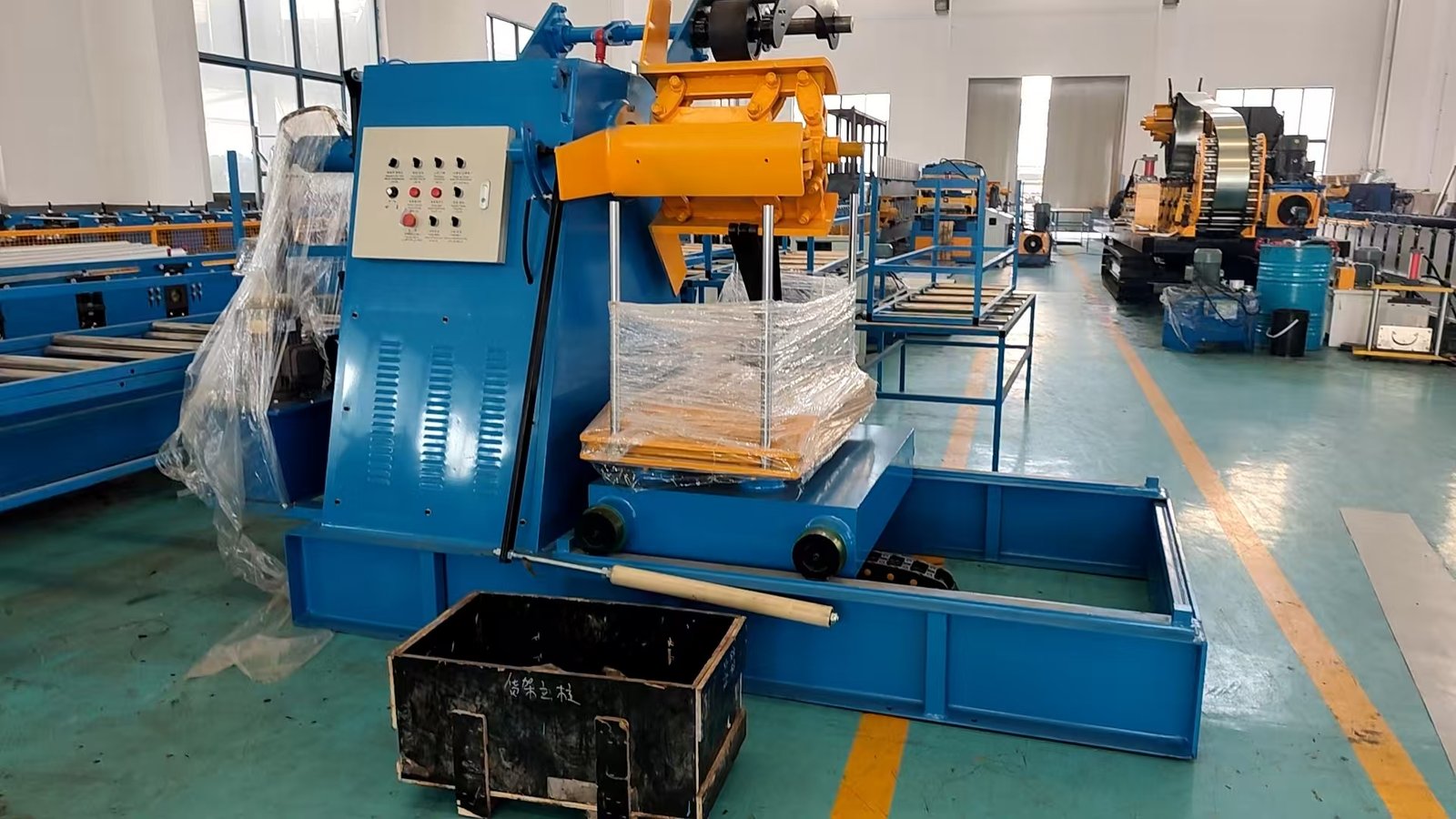 Hydraulic decoiler and coil car in the production workshop